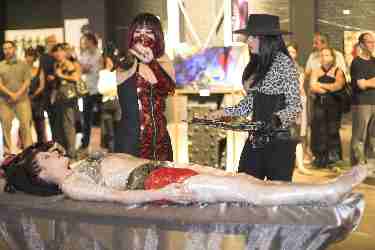 "conseil des arts MistressV Mistresse Daemona Oiseau mummification human buffet sushi"
