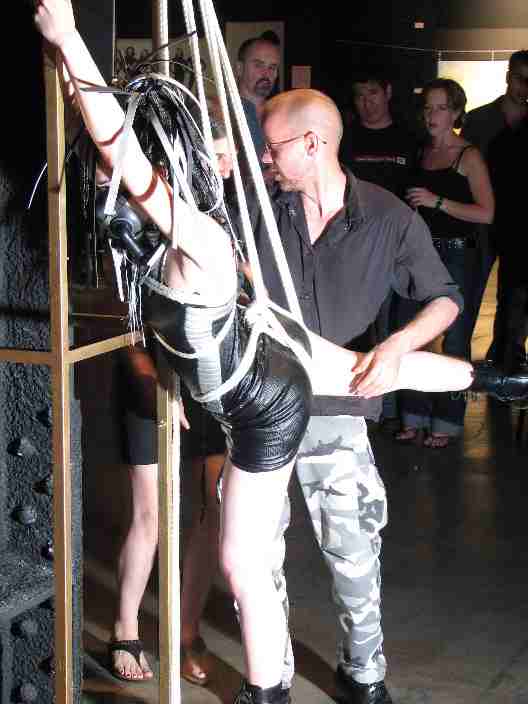 "conseil des arts Sis Designs Defile de Mode Cyber rope suspension bondage BDSM shibari animation"